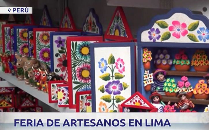 Peruanos organizan una feria de artesanos en el distrito de Miraflores, al sur de Lima, para mantener vivas sus tradiciones.