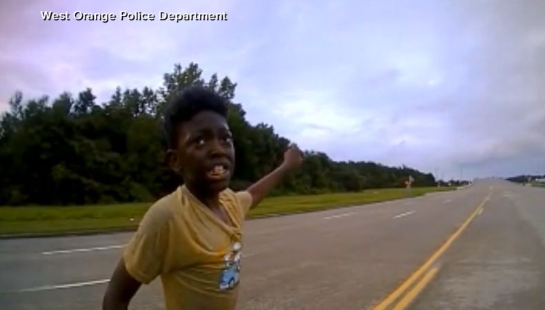 El niño de 12 años le hizo señas a un policía después de que su madre sufriera una convulsión mientras conducía.