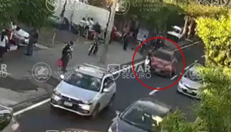 Las autoridades correspondientes instan a conducir con precaución y mantener la distancia reglamentaria para evitar un accidente.