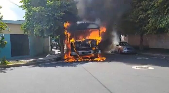 Un bus del transporte público terminó en llamas en el sector de la calle Ramón Belloso, San Jacinto, San Salvador. Bomberos atiende emergencia.