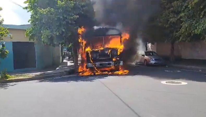 Un bus del transporte público terminó en llamas en el sector de la calle Ramón Belloso, San Jacinto, San Salvador. Bomberos atiende emergencia.