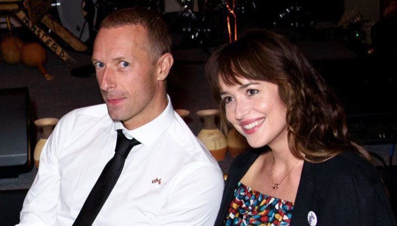 Los titulares de medios internacionales destacaron que la pareja, Chris Martin y Dakota Johnson, cancelaron su compromiso.