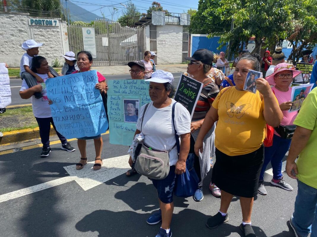 Por una manifestación en la Alameda Manuel Enrique Araujo, se mantiene cerrado el paso en esta zona. Tómelo en cuenta si es su ruta de viaje.
