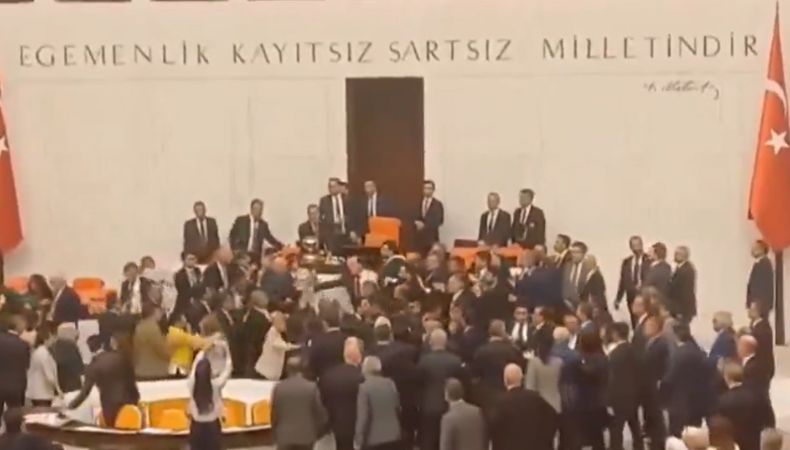 En video quedó captado el momento en el que legisladores turcos se fueron a los golpes en plena sesión del Parlamento.