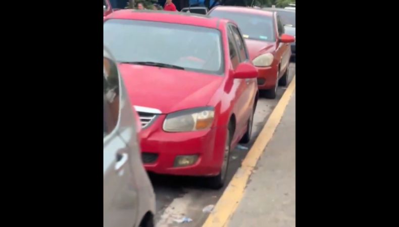 El Viceministerio de Transporte (VMT) multó a una serie de vehículos que obstruyó el ingreso de ambulancias.