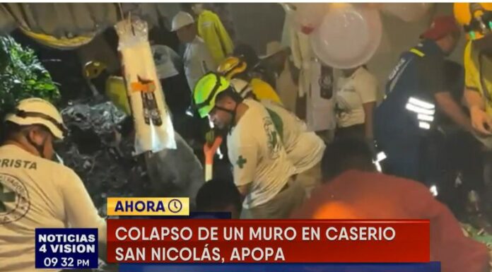 El derrumbe de un muro en una vivienda del caserío San Nicolás, en Apopa, habría dejado a personas soterradas.