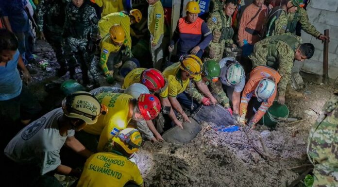Dos niños de 9 y 12 años perdieron la vida tras quedar soterrados junto a su padre luego que un muro colapsara en su vivienda.