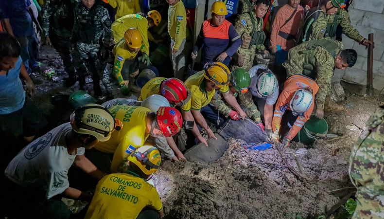 Dos niños de 9 y 12 años perdieron la vida tras quedar soterrados junto a su padre luego que un muro colapsara en su vivienda.