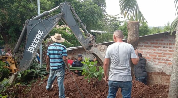 En las últimas horas, las lluvias han cobrado la vida de al menos tres personas entre ellos dos pequeños, todos soterrados por un muro.