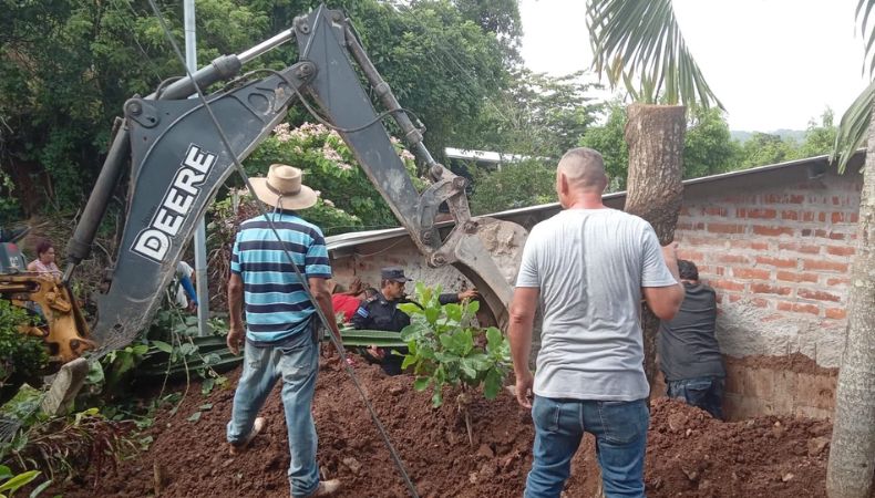 Muere un hombre soterrado en Tejutepeque, Cabañas En las últimas horas, las lluvias han cobrado la vida de al menos tres personas entre ellos dos pequeños, todos soterrados por un muro.