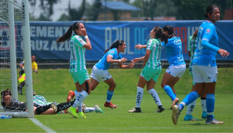 Danya Gutiérrez, aperturó su renta goleadora con la camiseta de Cruz Azul en la victoria sobre Santos Laguna.