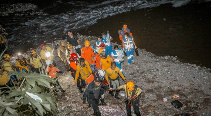 De acuerdo con la madre del niño identificado como Samuel Ernesto de 13 años, murió tras tragar lodo y mucha agua.