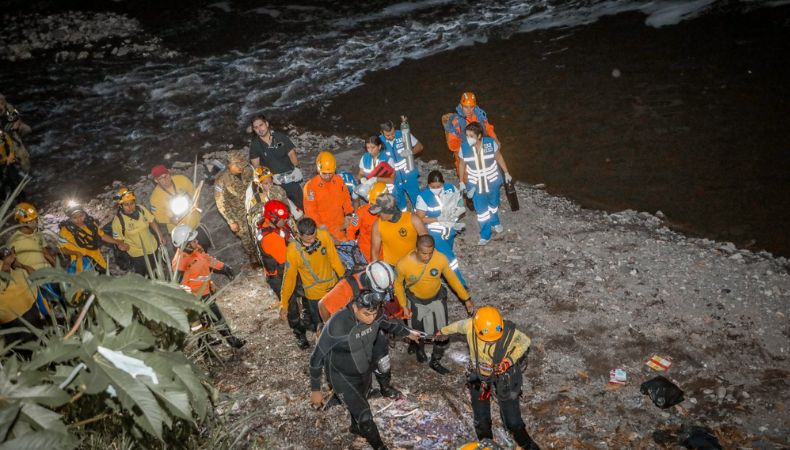 El niño andaba jugando cuando cayó al río madre del menor fallecido De acuerdo con la madre del niño identificado como Samuel Ernesto de 13 años, murió tras tragar lodo y mucha agua.