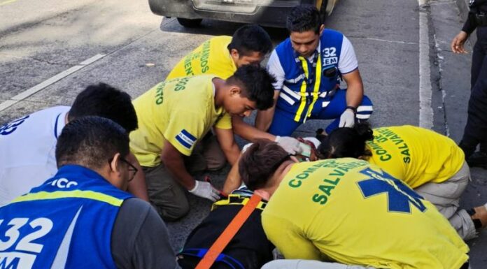 Comandos de Salvamento reportó que un hombre cayó de un microbús de la ruta 16 al llevar las puertas abiertas.