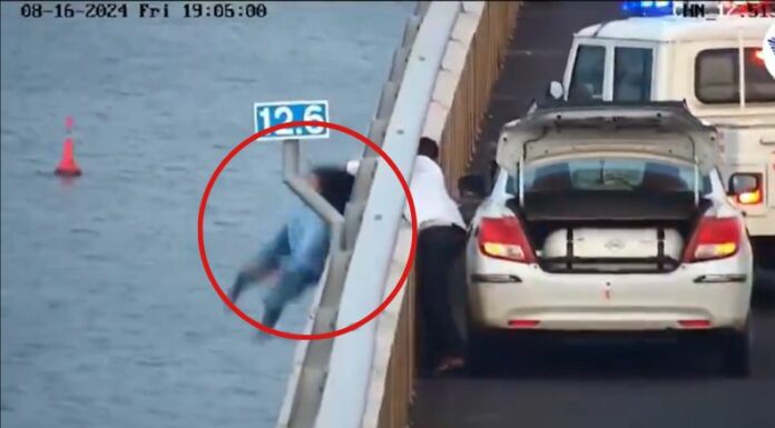 Un taxista se convirtió en un héroe al salvar a una mujer que intentaba saltar desde un puente peatonal en la ciudad de Mumbai, India.