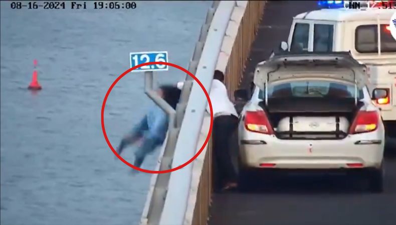 Un taxista se convirtió en un héroe al salvar a una mujer que intentaba saltar desde un puente peatonal en la ciudad de Mumbai, India.