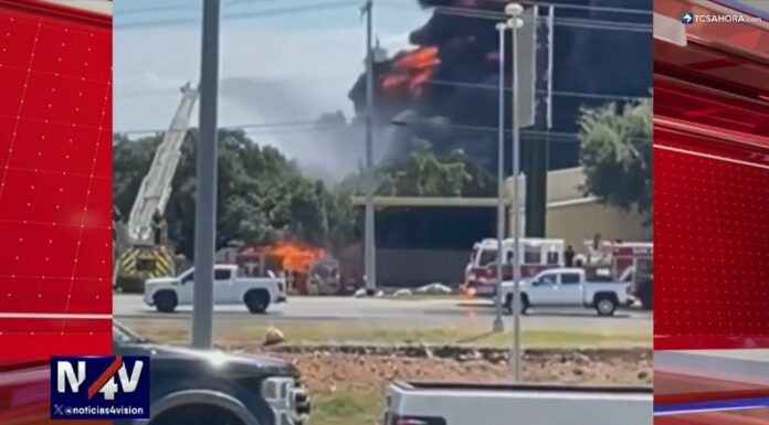 Un edificio de gran tamaño fue consumido por un incendio masivo registrado en la ciudad de San Antonio, Texas, Estados Unidos.