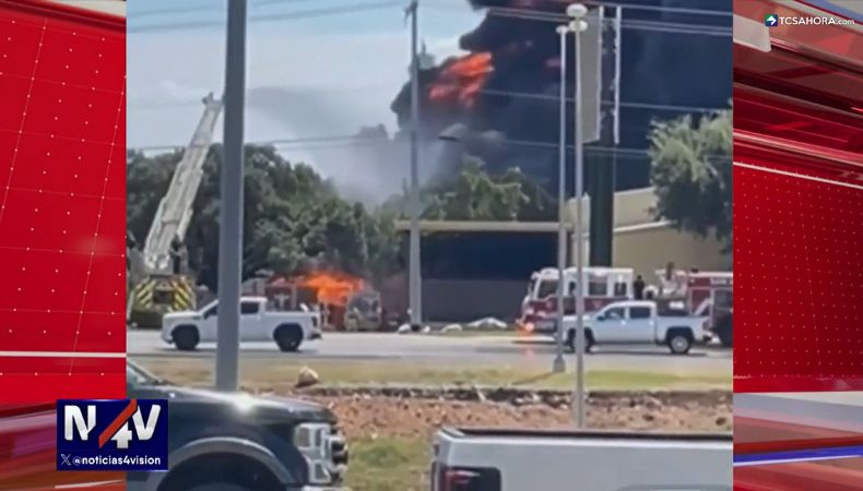 Un edificio de gran tamaño fue consumido por un incendio masivo registrado en la ciudad de San Antonio, Texas, Estados Unidos.