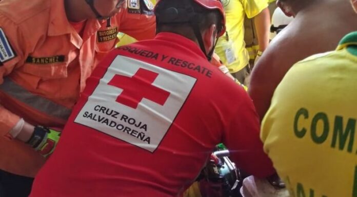 Cruz Roja Salvadoreña rescató a un hombre que sufrió un accidente laboral en el cantón Zacamil, del distrito de Guazapa.