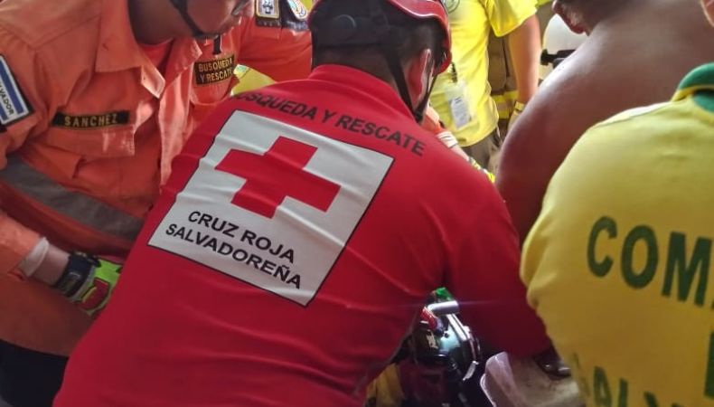 Cruz Roja Salvadoreña rescató a un hombre que sufrió un accidente laboral en el cantón Zacamil, del distrito de Guazapa.