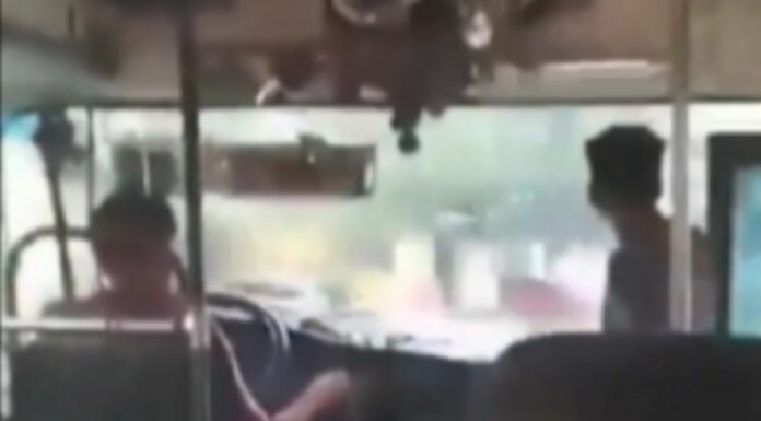 El conductor fue grabado por un pasajero donde se evidencia que iba a excesiva velocidad. Las autoridades procedieron a sancionarlo.