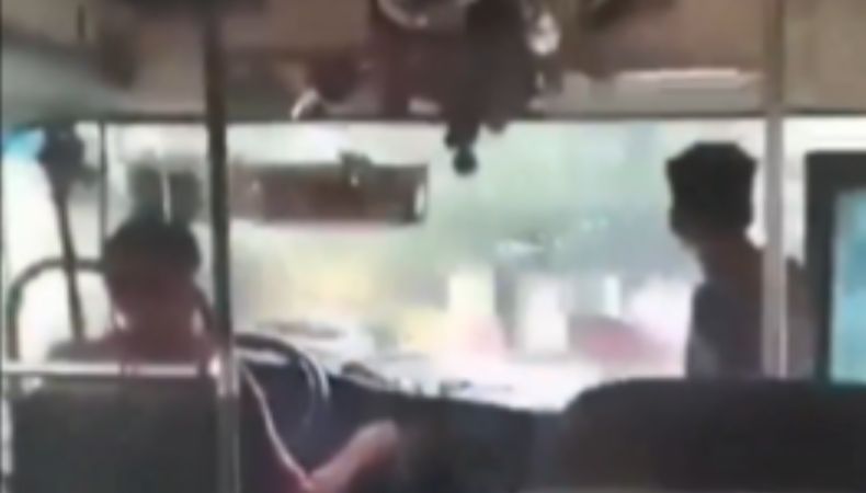 El conductor fue grabado por un pasajero donde se evidencia que iba a excesiva velocidad. Las autoridades procedieron a sancionarlo.