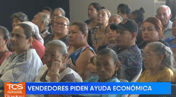 Los vendedores continúan esperando a que las autoridades correspondientes puedan reconstruir el edificio lo más pronto posible.