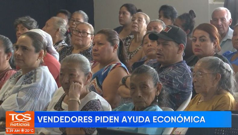 Los vendedores continúan esperando a que las autoridades correspondientes puedan reconstruir el edificio lo más pronto posible.