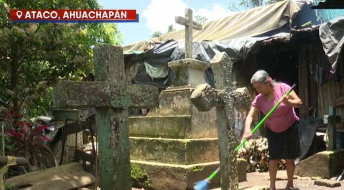La familia compartió su experiencia habitando entre las tumbas y cruces relatando algunas situaciones inexplicables.