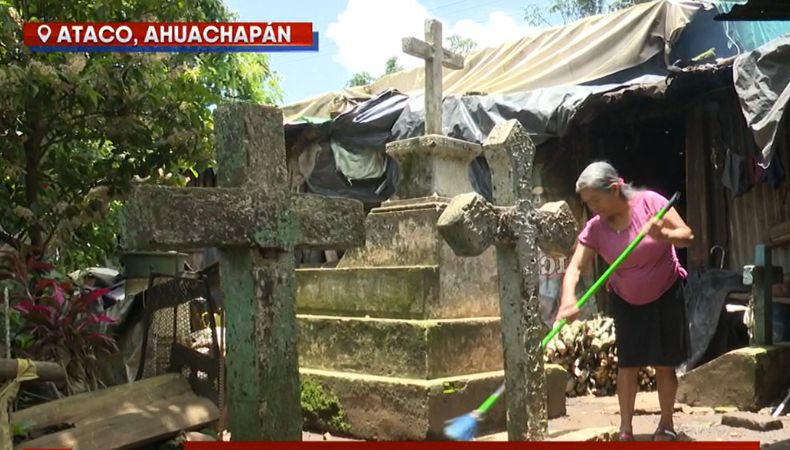 La familia compartió su experiencia habitando entre las tumbas y cruces relatando algunas situaciones inexplicables.