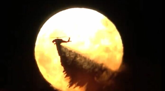 Superluna brilló en el cielo la noche del pasado lunes 19 de agosto, durante un incendio en San José, California.
