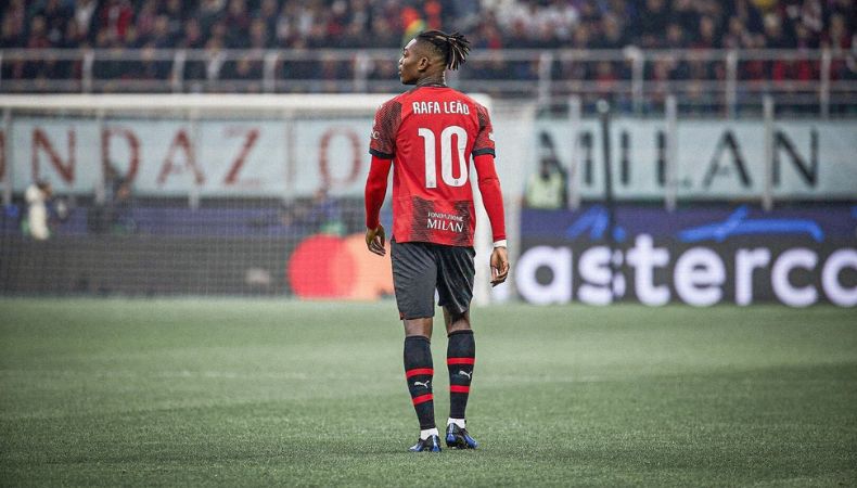 Leao ha destacado de gran manera con el Milan, y ha estado en repetidas ocasiones en el radar de muchos equipos como el Barcelona.