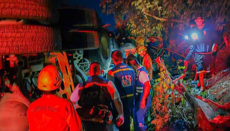 El accidente ocurrió en horas de la madrugada sobre el km 55 de la carretera que conduce de Santa Ana hacia San Salvador.