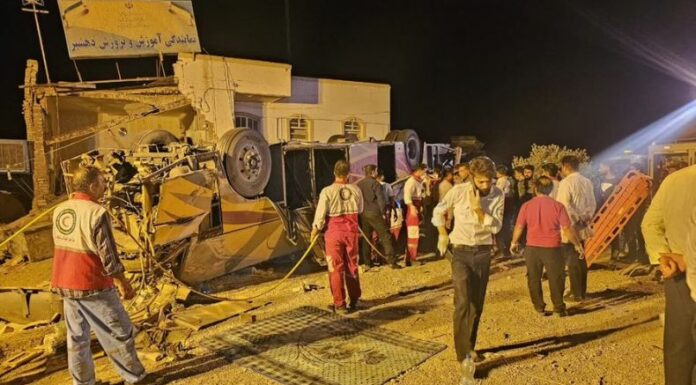 Al menos 28 peregrinos pakistaníes perdieron la vida en un fatal accidente de tránsito que se registró en el centro de Irán.
