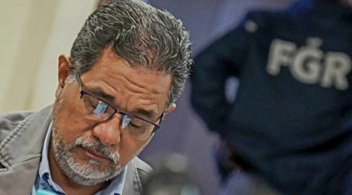 Fiscalía juramentó a un perito en contra del exsecretario de comunicaciones, David Rivas, acusado de enriquecimiento ilícito.