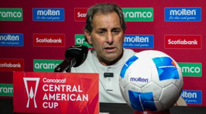 El entrenador de Águila, Daniel Messina, valoró las palabras de Pedro Troglio antes del partido contra Olimpia.