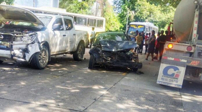 En el múltiple accidente registrado en Texistepeque se contabilizan cinco menores de edad. Equipos de emergencia atienden el hecho.