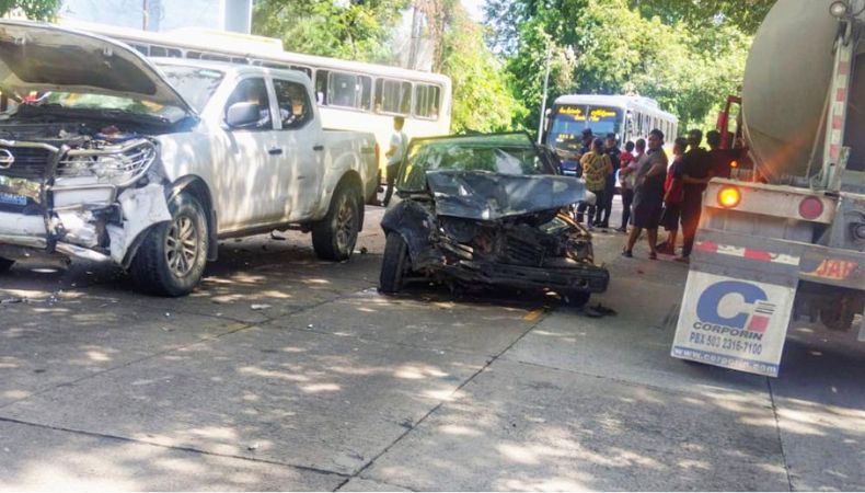 En el múltiple accidente registrado en Texistepeque se contabilizan cinco menores de edad. Equipos de emergencia atienden el hecho.