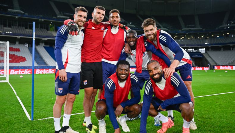 Luego de invertir una millonada en distintos jugadores, el Lyon pone en venta a toda la plantilla para estar en regla con sus arcas.