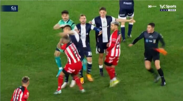 El final del partido entre Gimnasia y Barracas Central por la Copa de Argentina fue lamentable al protagonizar una batalla campal.