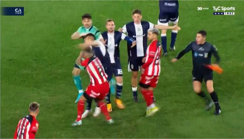 El final del partido entre Gimnasia y Barracas Central por la Copa de Argentina fue lamentable al protagonizar una batalla campal.