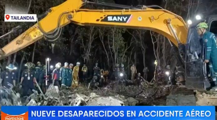 Las autoridades continúan con las búsqueda de nueve persona entre ellos niños luego en que el avión que se transportaban se estrelló.
