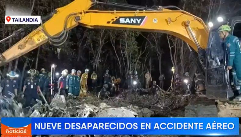 Las autoridades continúan con las búsqueda de nueve persona entre ellos niños luego en que el avión que se transportaban se estrelló.