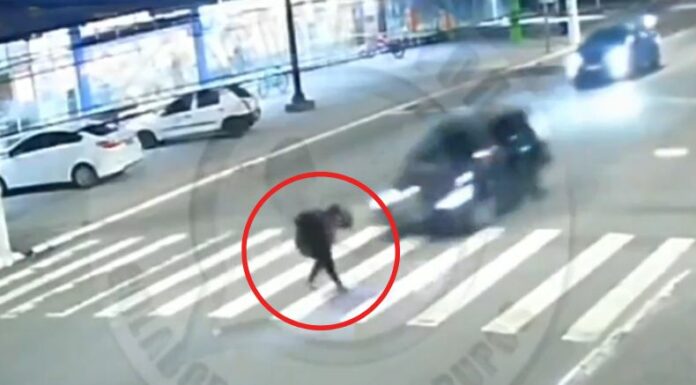 El conductor de un vehículo se dio a la fuga luego de atropellar a una mujer y una menor de edad en calles de Vila Velha, Brasil.