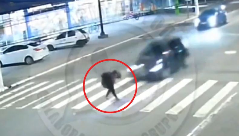 El conductor de un vehículo se dio a la fuga luego de atropellar a una mujer y una menor de edad en calles de Vila Velha, Brasil.