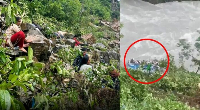 Un mortal accidente de un autobús cobró la vida de 25 personas en Nepal. Todo ocurrió cuando la unidad se salió de la vía.