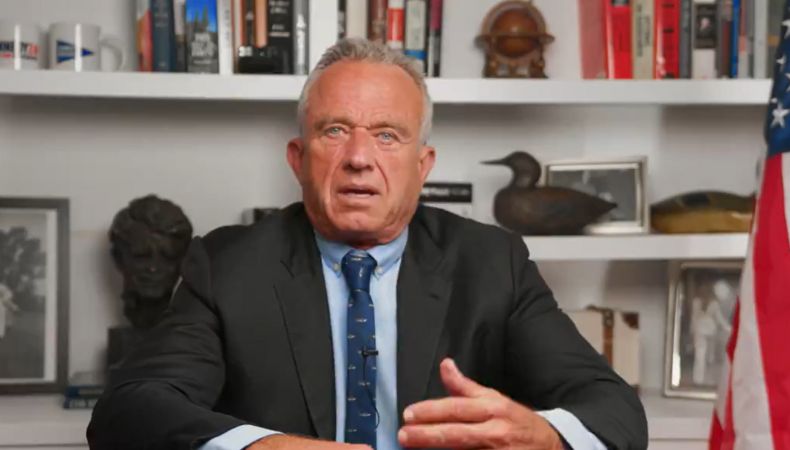 El candidato independiente Kennedy Jr. anunció que suspendió su campaña presidencial y ofreció su apoyo a Donald Trump.