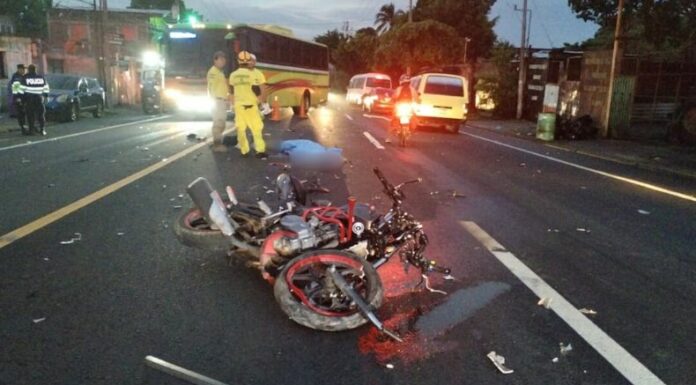 De acuerdo con el reporte de Comandos de Salvamento el motociclista falleció sobre el km 161 ½ de la carretera Panamericana.