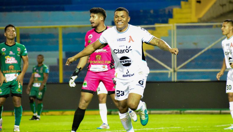 Con gol de Mercado y doblete de Mauricio, Alianza limó perezas en la liga local ante el colista de la tabla.