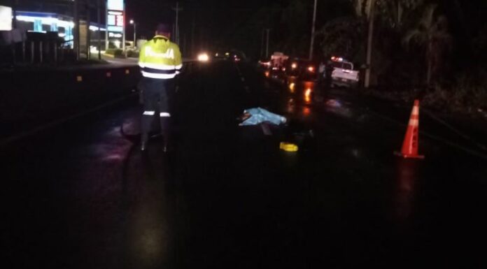 La Policía Nacional Civil (PNC) reportó la muerte de una persona, tras ser atropellada en la carretera que de Sonsonate va a San Salvador.